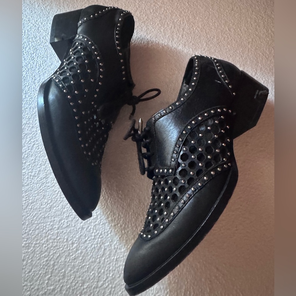 Dolce Vita Studded Black Lace-Up Wingtip Shoes in Size 6 in Fair Condition - Picture 3 of 10